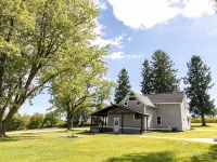 Private 30 Acre Farm W/ Walking Trails - Sleeps 10, Unwind & Enjoy the Outdoors.