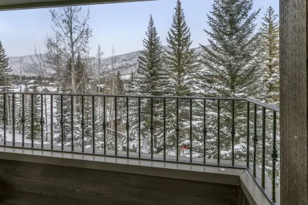 Ski-In Ski-Out Northwoods Condo Willow 414-Private Gated Community Отели в г. Вейл