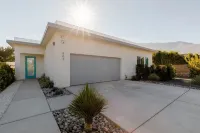 Palm Springs View Paradise with Large Pool and SPA.