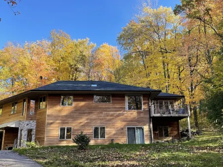 Secluded Mid-Century 10 minutes from Devils Lake State Park, Baraboo & skiing