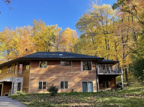 Secluded Mid-Century 10 minutes from Devils Lake State Park, Baraboo & skiing Hotels in Greenfield