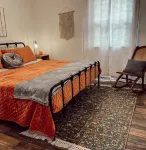 Cozy cottage with fire pit in safe area with easy access to Kansas City! Hotels in Clay County