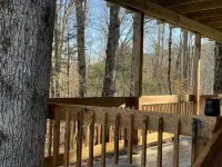 WINDROCK CABIN THAT IS 5 MINUTES AWAY FROM GENERAL STORE AND TRAIL HEADS BEAUTY!