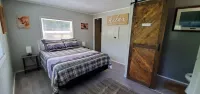Charlie's Woodside Getaway-4 miles from the Dells!