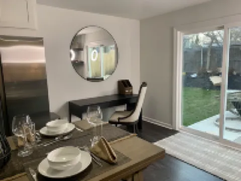 2 min away from train station 亨廷頓屯酒店