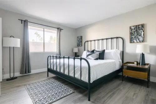 Walk distance to Old Town Scottsdale. Heated pool,spa,ground lvl unit,Maya Codos