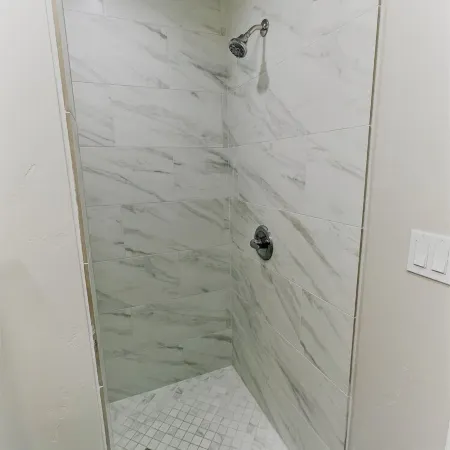 Outlaw Inn Unit 3. MODERN, newly remodeled unit, STEPS from Main Street!