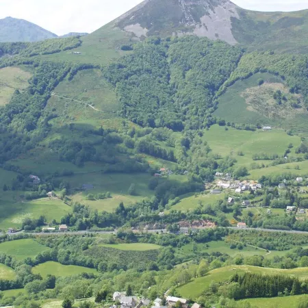 giteduplombducantal to the guards in Saint-Jacques-Des-Blats