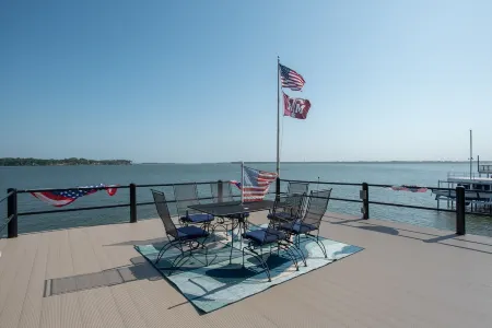 Beautifully Updated Family Getaway on Cedar Creek Lake Отели в г. Тул