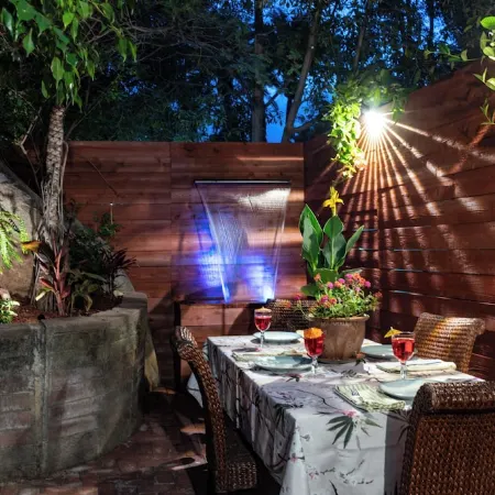 Tropical Hideaway 15 minutes from downtown and beaches!