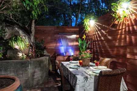 Tropical Hideaway 15 minutes from downtown and beaches!