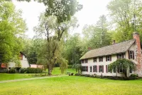 Beautiful Berkshire Farm House on 160+ Acres Hotel a Alford