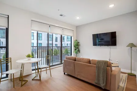 Luxury Living in OTR: 1-BR Oasis With Free Parking+Pool+Gym Отели рядом с достопримечательностью «Cincinnati Museum Center at Union Terminal»