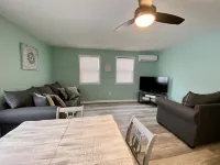 Quaint cottage a short walk from the GTOL strip! Hotels in Geneva-on-the-Lake