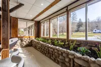 Spacious 4 Bdrm w/ Indoor Heated Pool+Sauna+Creek Hotels in Callicoon