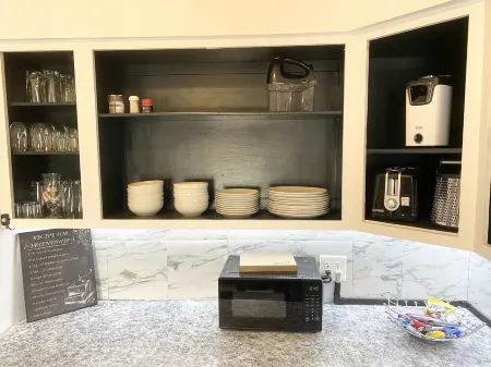 Downtown oasis.. Abundance of Entertainment & Amenities • Hot Tub • King Bed•