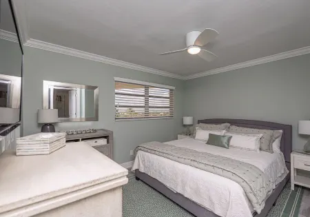 5th Fl condo, steps to JW Marriott & Beach, Sunset Views, walk to restaurants Отели рядом с достопримечательностью «Hideaway Beach»