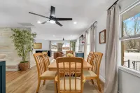Lake and marina 5 minutes away Large family friendly Cozy home with country feel Hotel a Plain Township