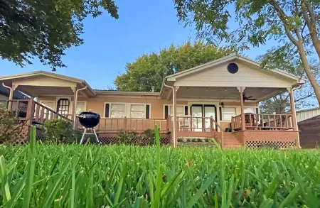 Lazy Days Lakefront Retreat Lake Granbury, full home, yard,  dock-lift, parking