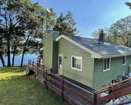 Lakefront Cottage with Amazing Views and Privacy! 馬凱特縣酒店