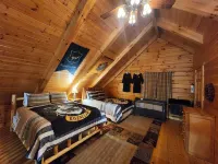 Hogwarts Hideaway -XL Outdoor Deck/Scenic Hot Tub/Movie Theater in Private Woods