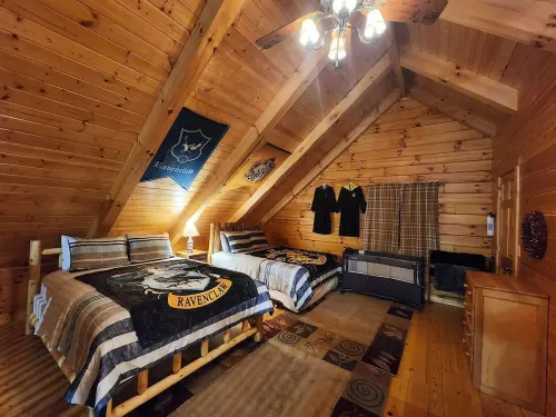 Hogwarts Hideaway -XL Outdoor Deck/Scenic Hot Tub/Movie Theater in Private Woods