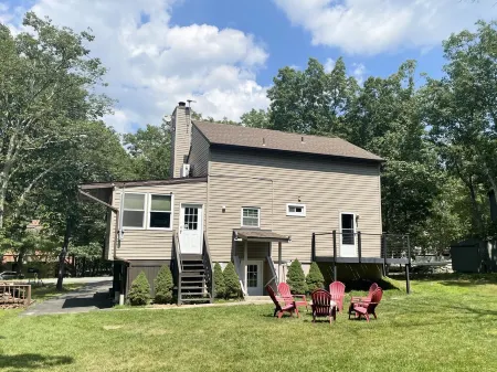 Home with FREE access to 2 Pools, Lake, Fitness, Tennis, Basketball, & MORE.