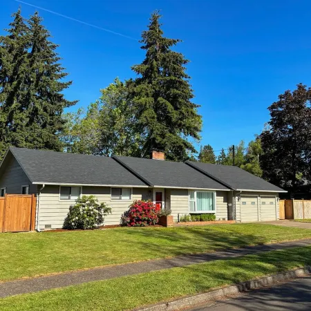 Newly remodeled cozy home with large yard. Close to U of O, Autzen, and Oakway.