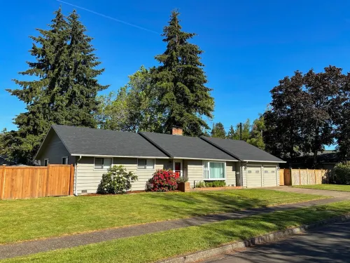 Newly remodeled cozy home with large yard. Close to U of O, Autzen, and Oakway.