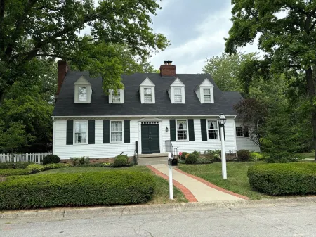 Recently remodeled Colonial-style home with room for the whole family! Отели рядом с достопримечательностью «Two Sisters Books & More»