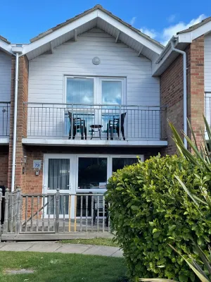 The Beach House, Suffolk Coast,<br>Beach access from site & covered heated pool Отели рядом с достопримечательностью «White House Beach Caravan and Motorhome Club Campsite»