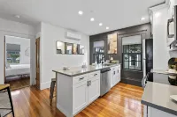2 Bd/2 Bth with  ·King bed ·2 floors · Private Parking · Downtown Rockport