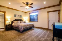 Luxury Cabin,Golf Course,Yellowstone, Stunning Mountain Views,Tubing, Rafting, - Wifi