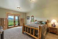 Beautiful Henrys Lake Log Cabin