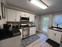 Cozy Cottage / Writers Retreat  . Nestled in the woods . Private Hotels in Happy Creek