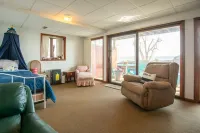Private waterfront home w kayaks, 2.5 miles to historic mainstreet, Pets welcome