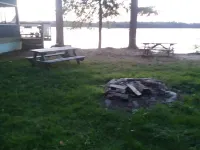 Cozy Cottage on water's edge of Lake Cobbosseecontee