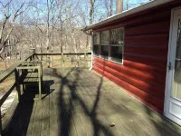 Our creekside cabin is nestled deep in the country on a secluded lane. - 民宿