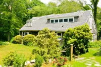 Cozy cottage surrounded by nature - 5 min to town and beaches Các khách sạn gần University of Rhode Island