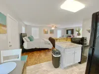 Furnished Blue door Studio home central- near restaurants, shopping and Lake