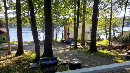 Housekeeping Cottage - Near Lake George & Adirondacks Отели рядом с достопримечательностью «Зона отдыха Герни Лейн»