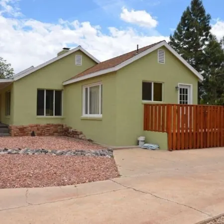 Comfortable 2 BD, 2 BA Home-Large Yard for Pets!