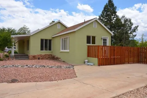 Comfortable 2 BD, 2 BA Home-Large Yard for Pets!