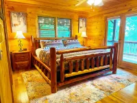 Spectacular Mountain View, rustic log, hot tub, deck fireplace