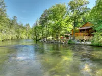 Toccoa River Frontage - Steps from the water, Sleeps 10, Fire Pit, Pet Friendly