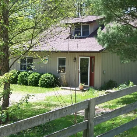 Tappan Lake Area: Sunny, peaceful Cottage with Fishing Pond on 13 Gorgeous Acres Отели в г. Гаррисон
