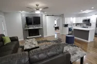 Beautiful 4 beds & 3 full baths home Hotels in Allen