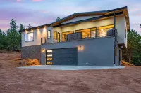 Modern Mountain Retreat with Sauna and Spectacular views.
