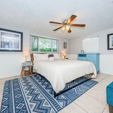 Serene Lakefront home in Tampa Bay, close to beaches and downtown Tarpon Springs