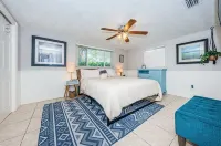 Serene Lakefront home in Tampa Bay, close to beaches and downtown Tarpon Springs